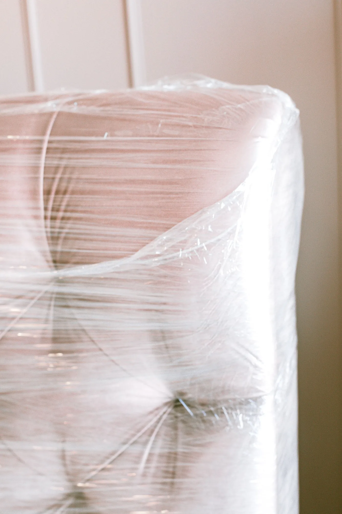 Ein Sofa ist vollständig mit Schutzfolie für den Möbeltransport gesichert